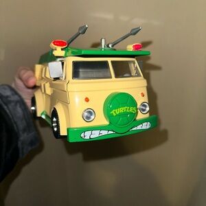 Jada Toys 1:24 scale die-cast Teenage Mutant Ninja Turtles Party Wagon vehicle